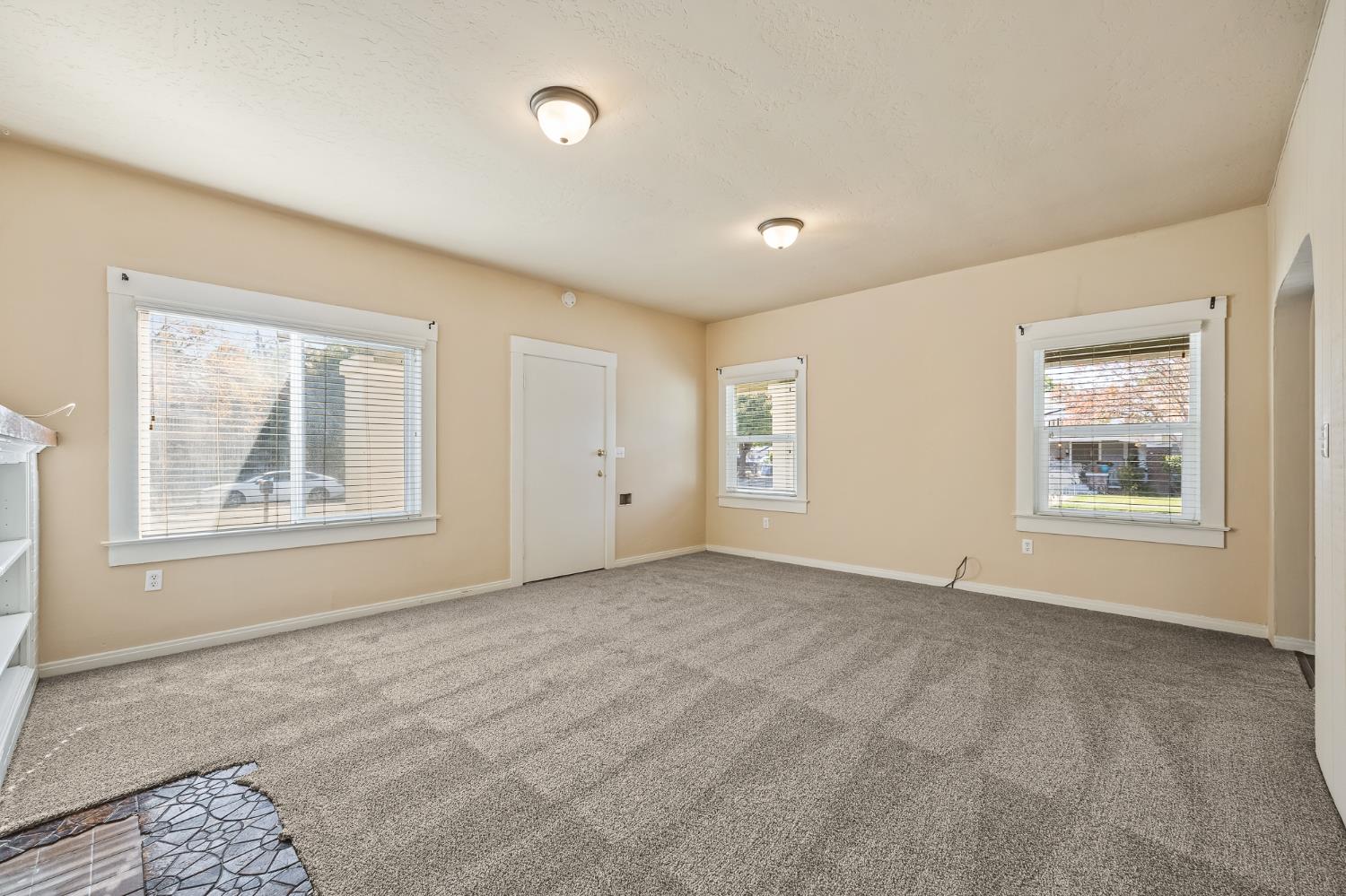 1105 E Bremer Ave, Fresno, CA 93728