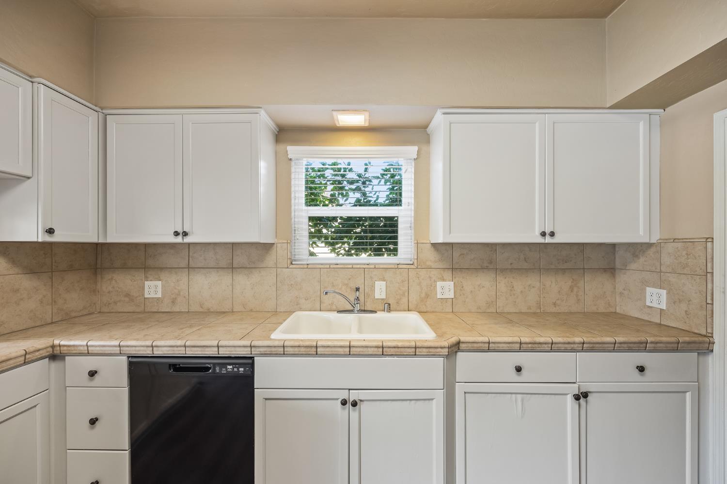 1105 E Bremer Ave, Fresno, CA 93728