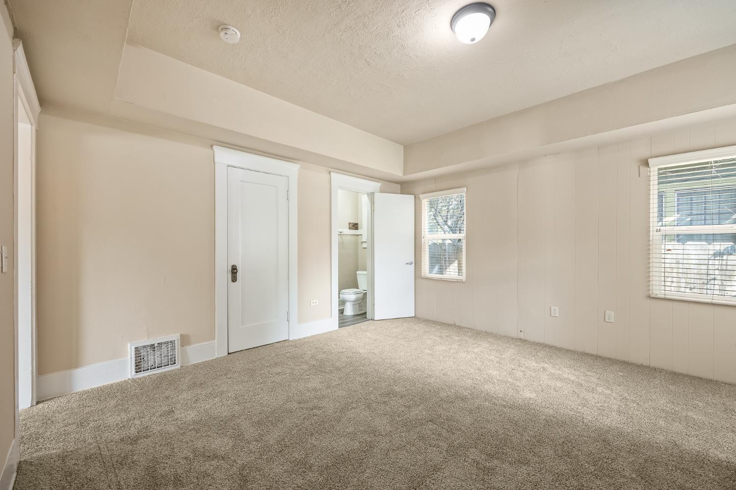 1105 E Bremer Ave, Fresno, CA 93728