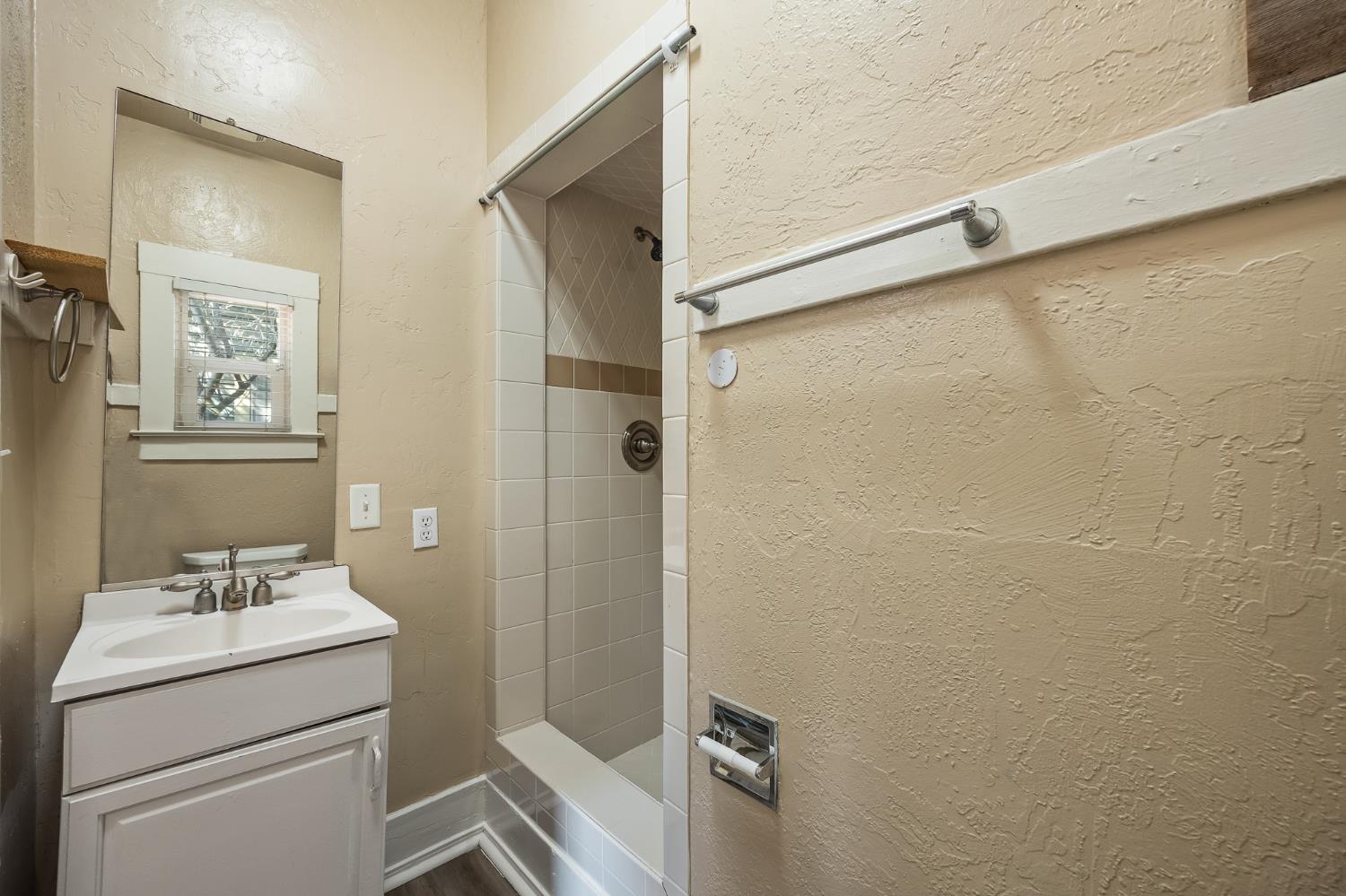 1105 E Bremer Ave, Fresno, CA 93728