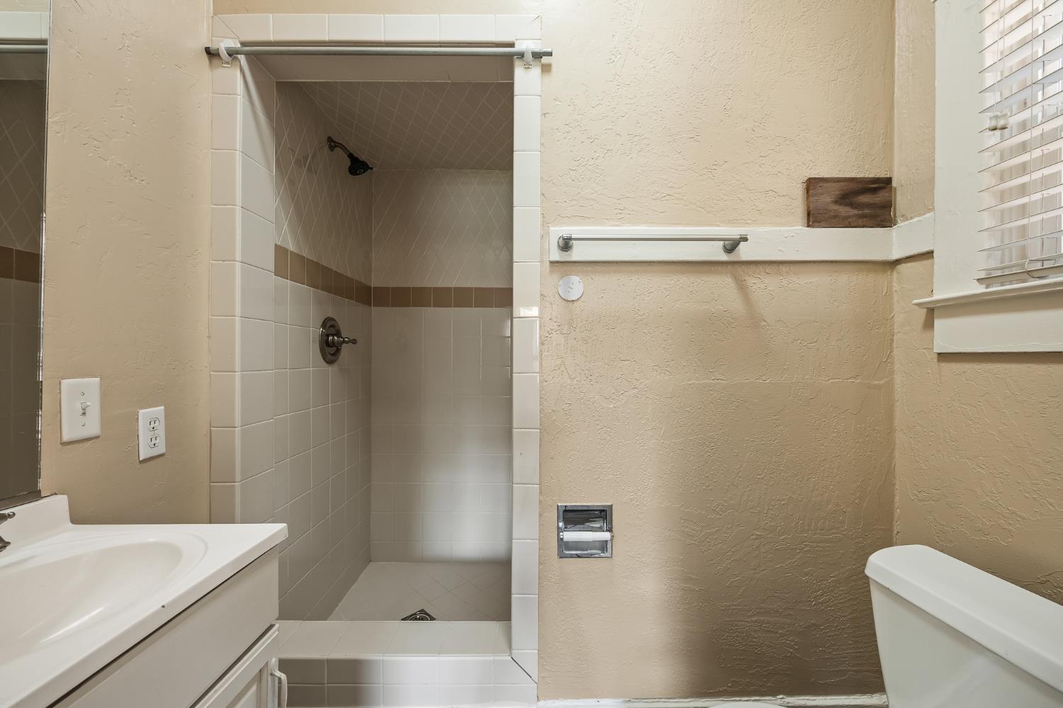 1105 E Bremer Ave, Fresno, CA 93728