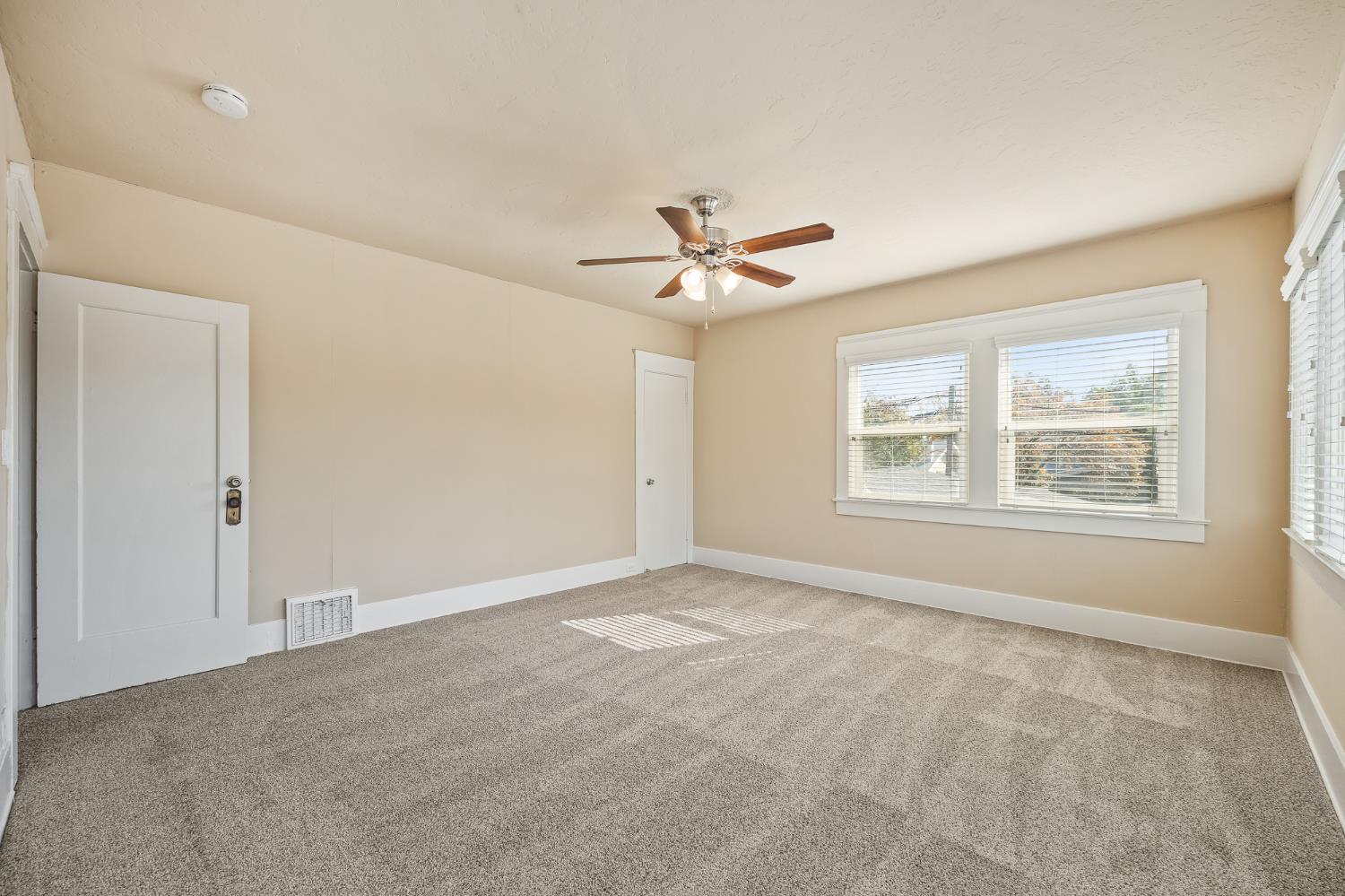 1105 E Bremer Ave, Fresno, CA 93728