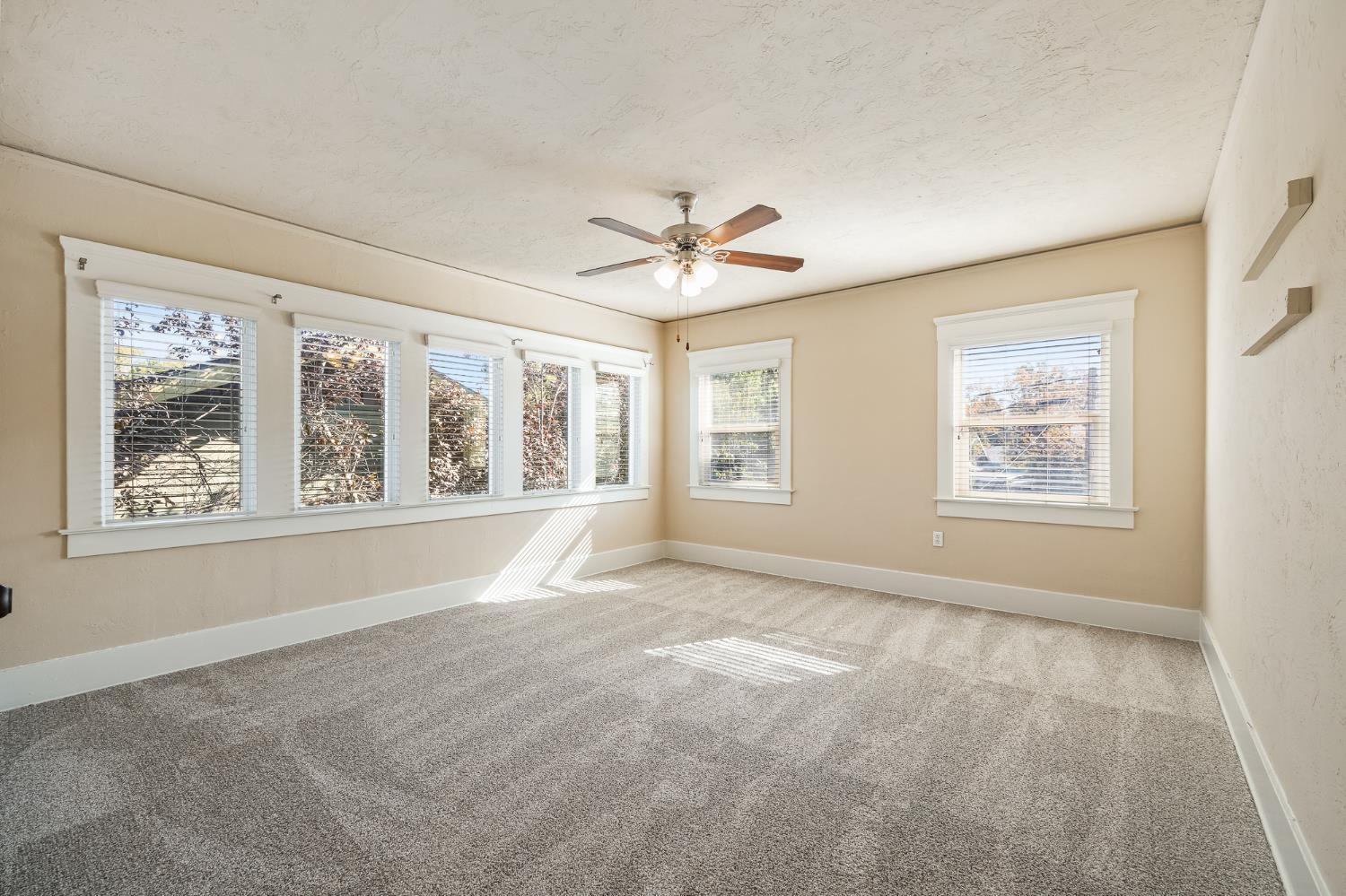 1105 E Bremer Ave, Fresno, CA 93728