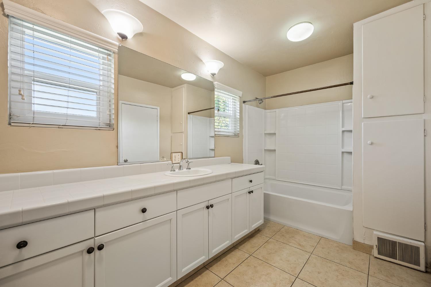 1105 E Bremer Ave, Fresno, CA 93728