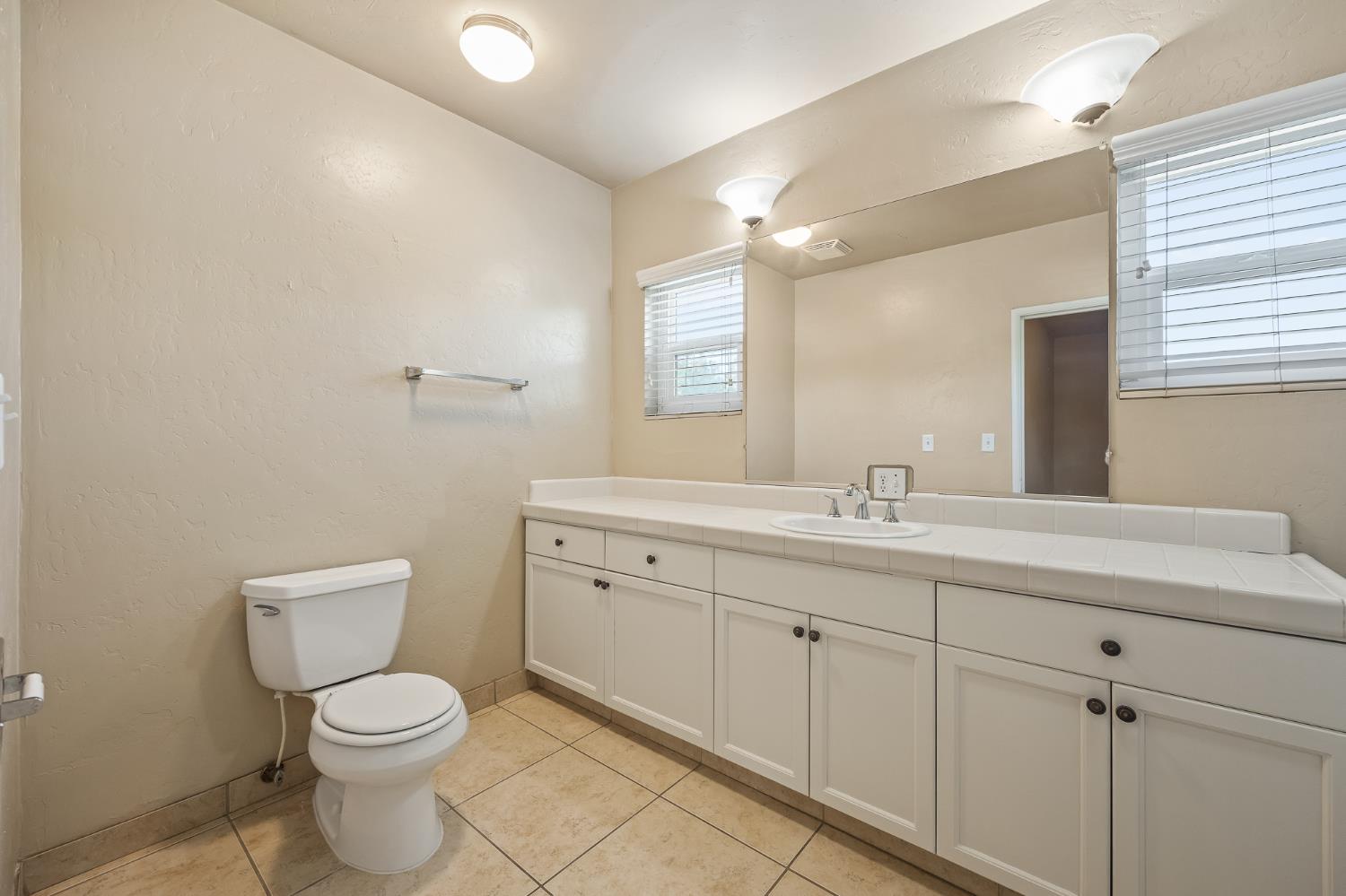 1105 E Bremer Ave, Fresno, CA 93728