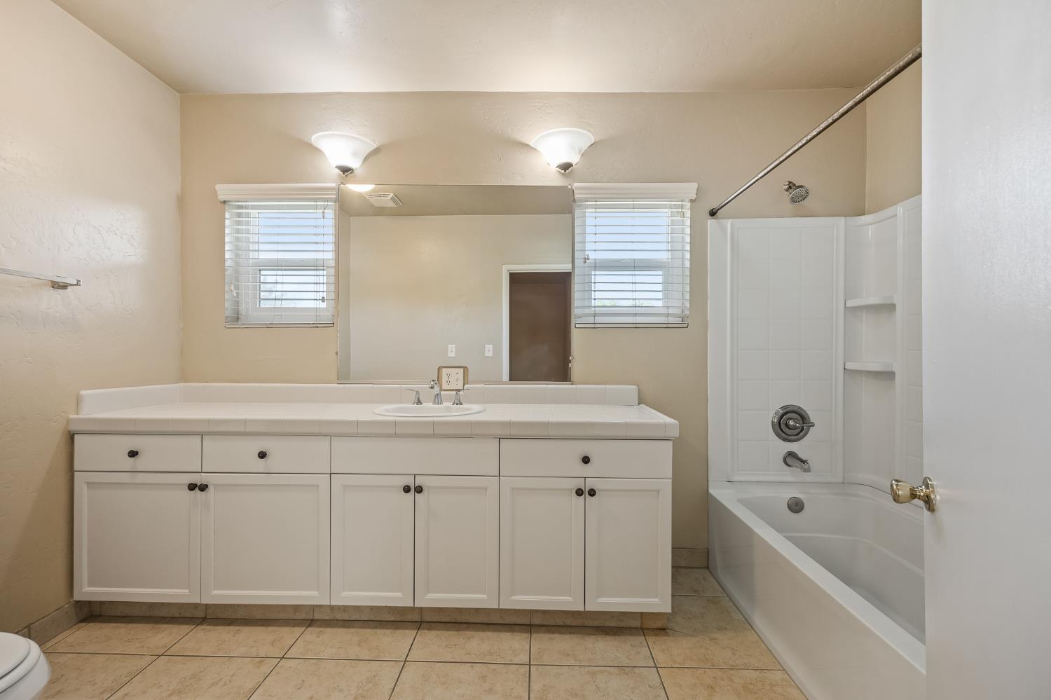 1105 E Bremer Ave, Fresno, CA 93728