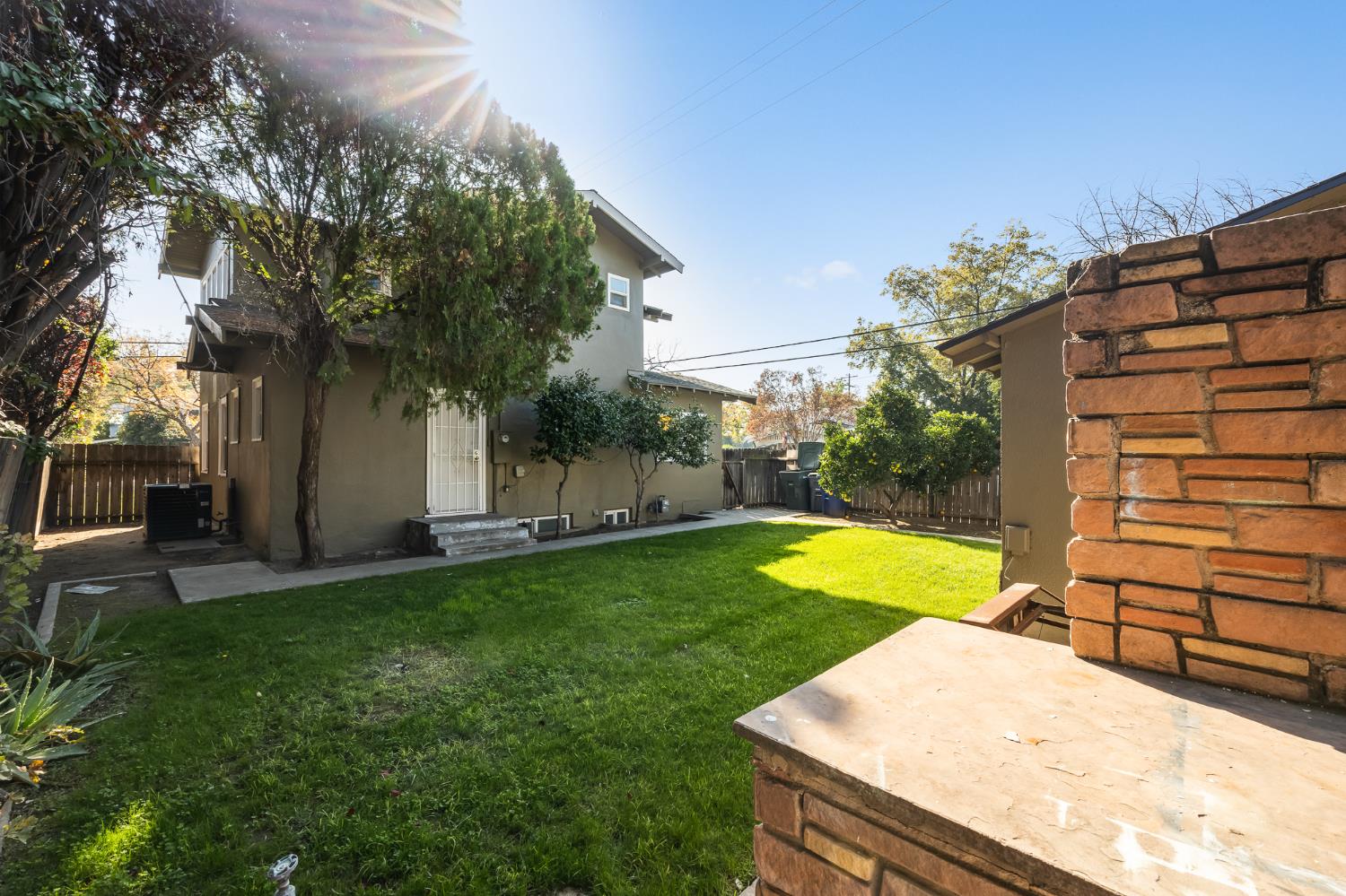 1105 E Bremer Ave, Fresno, CA 93728