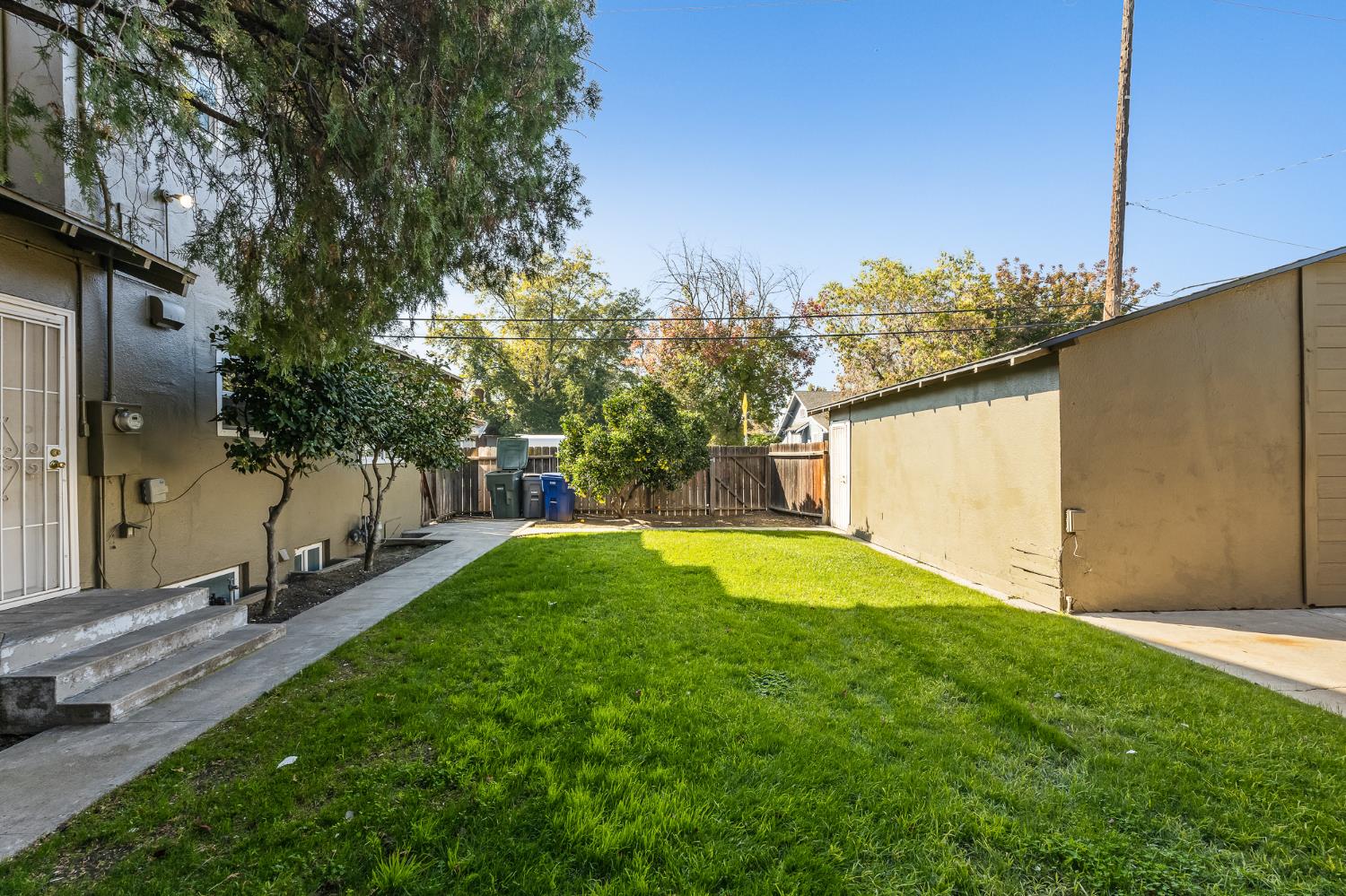 1105 E Bremer Ave, Fresno, CA 93728