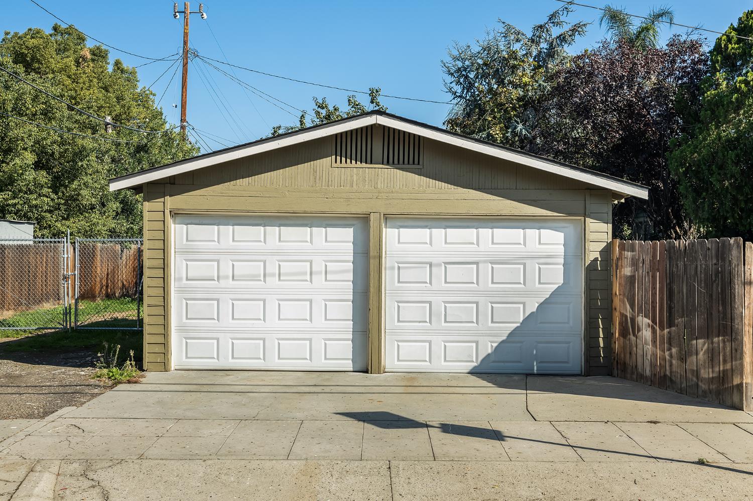 1105 E Bremer Ave, Fresno, CA 93728