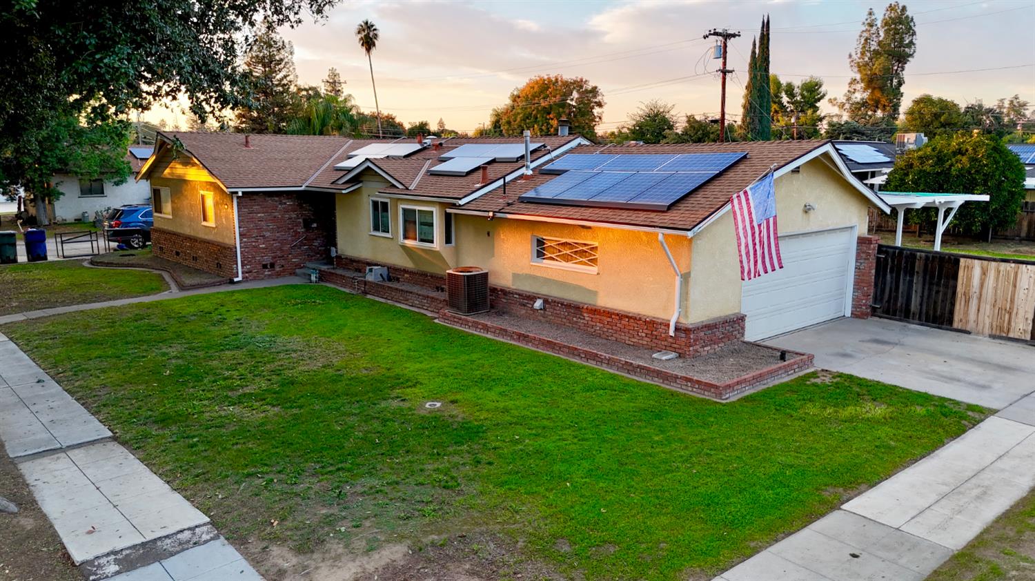 906 W. Ashcroft, Fresno, CA 93705