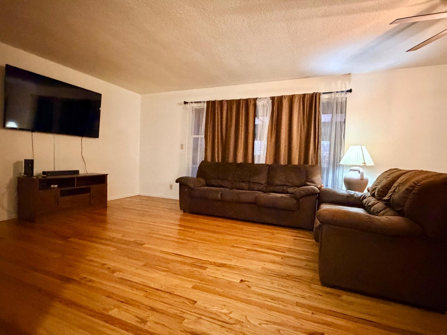 906 W. Ashcroft, Fresno, CA 93705