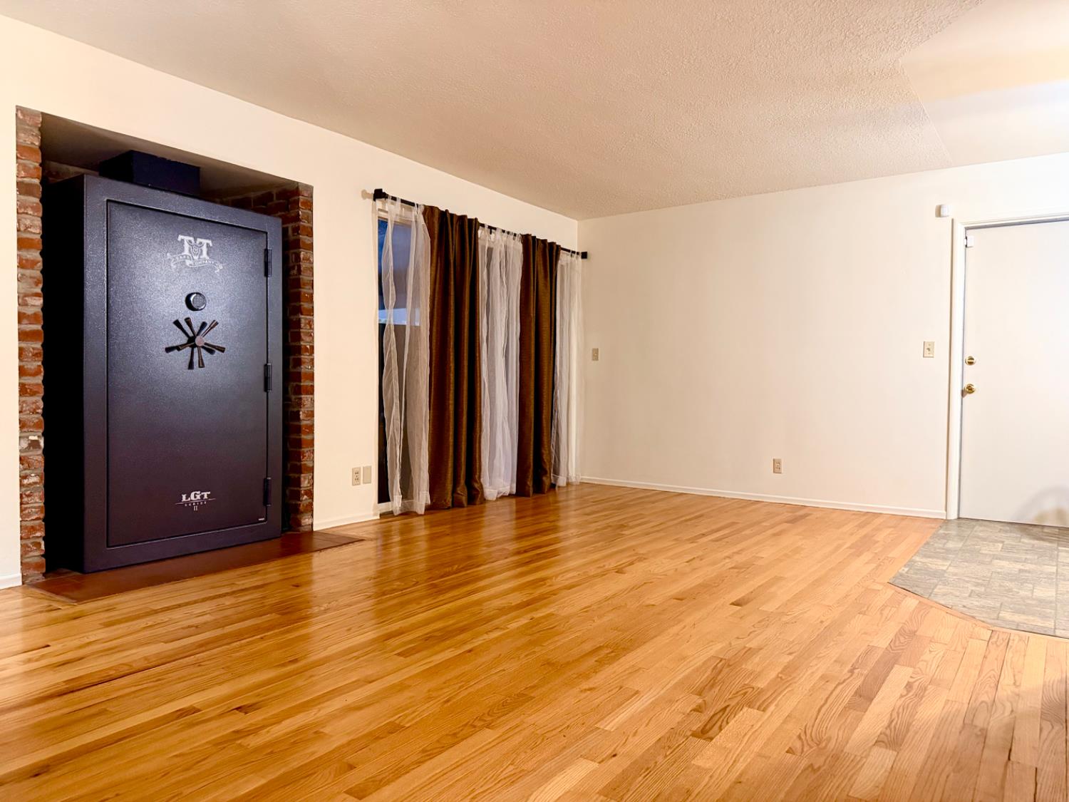 906 W. Ashcroft, Fresno, CA 93705