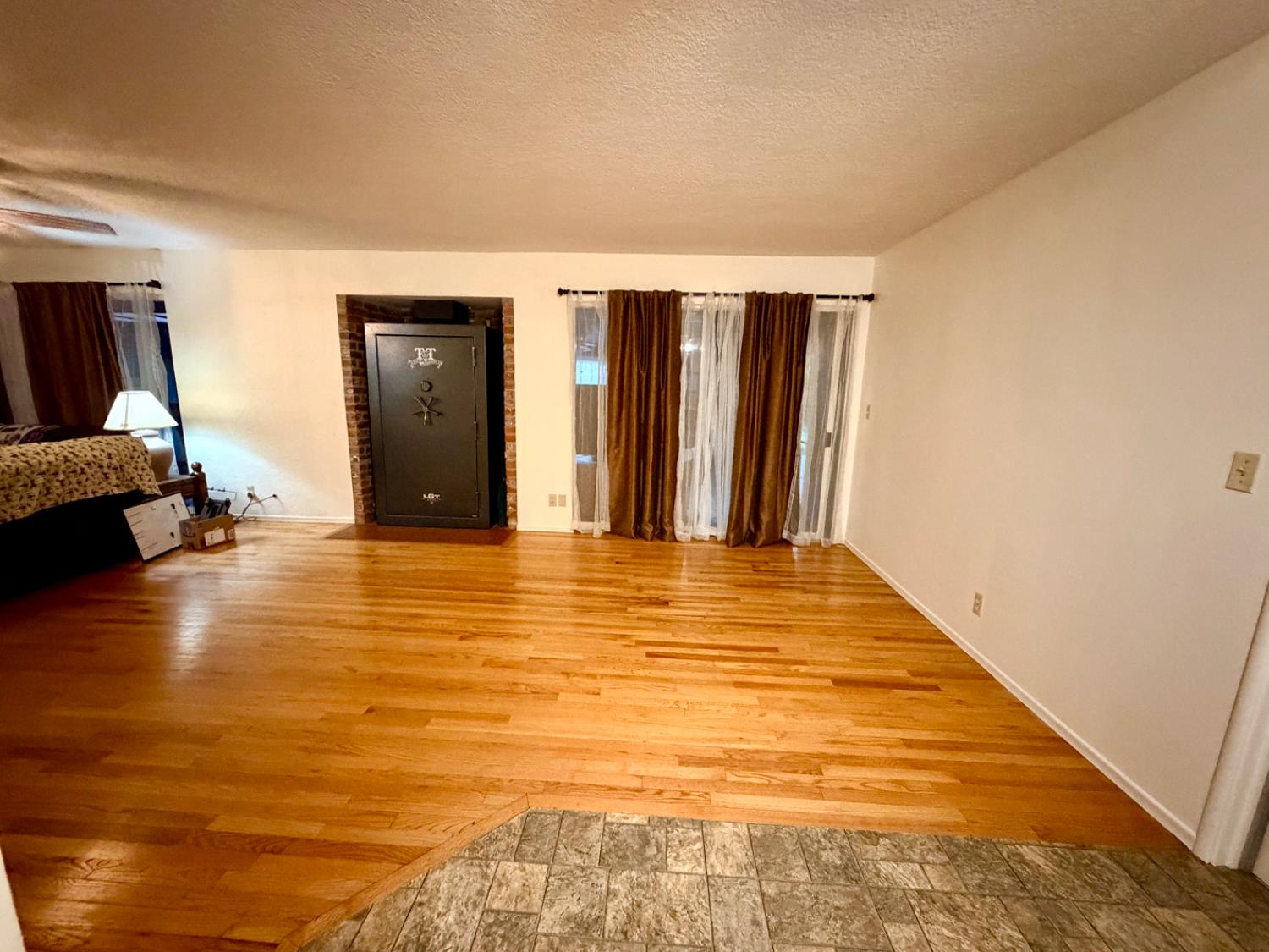 906 W. Ashcroft, Fresno, CA 93705