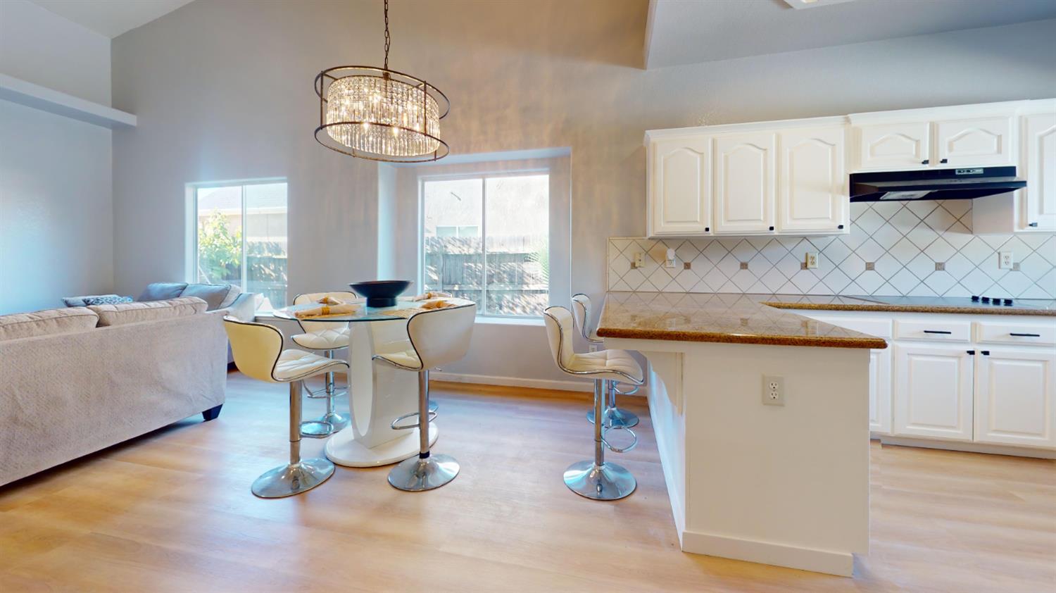 2944 E Christopher Dr, Fresno, CA 93720