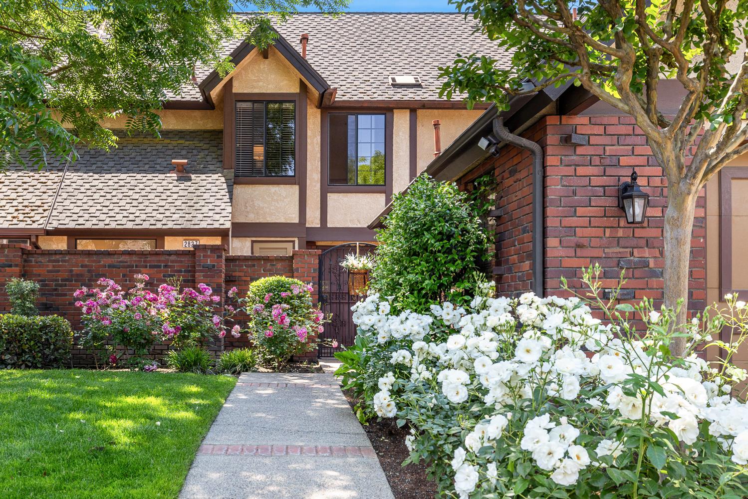 2827 W Compton Ct, Fresno, CA 93711