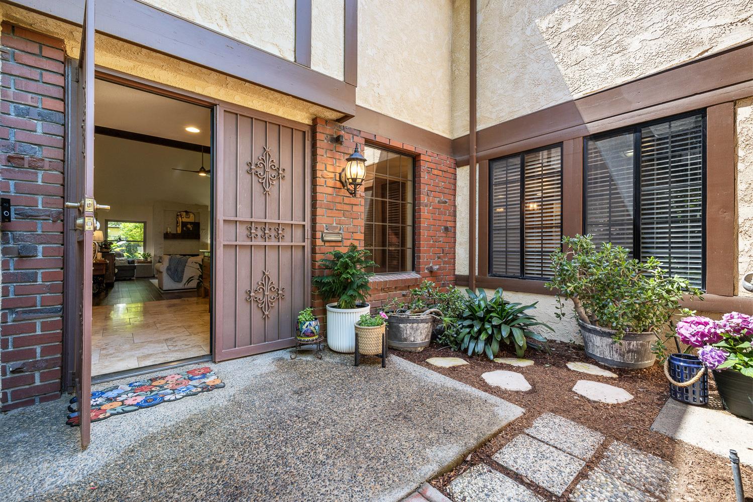 2827 W Compton Ct, Fresno, CA 93711