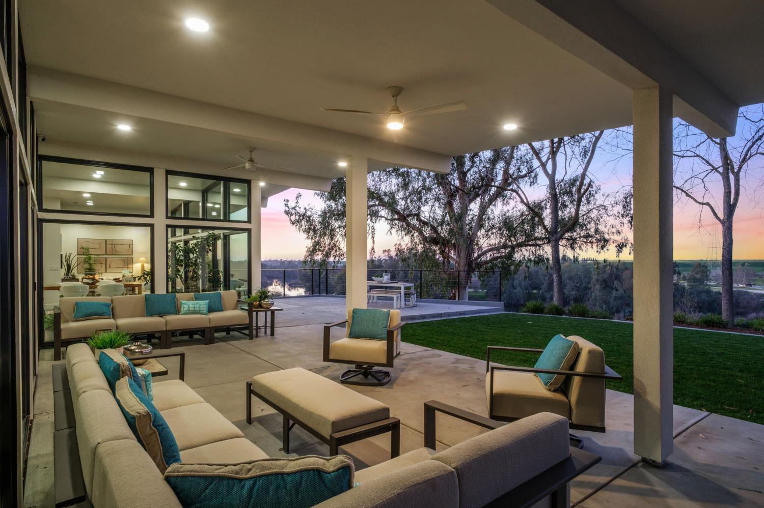 1230 W Moraga Rd, Fresno, CA 93711