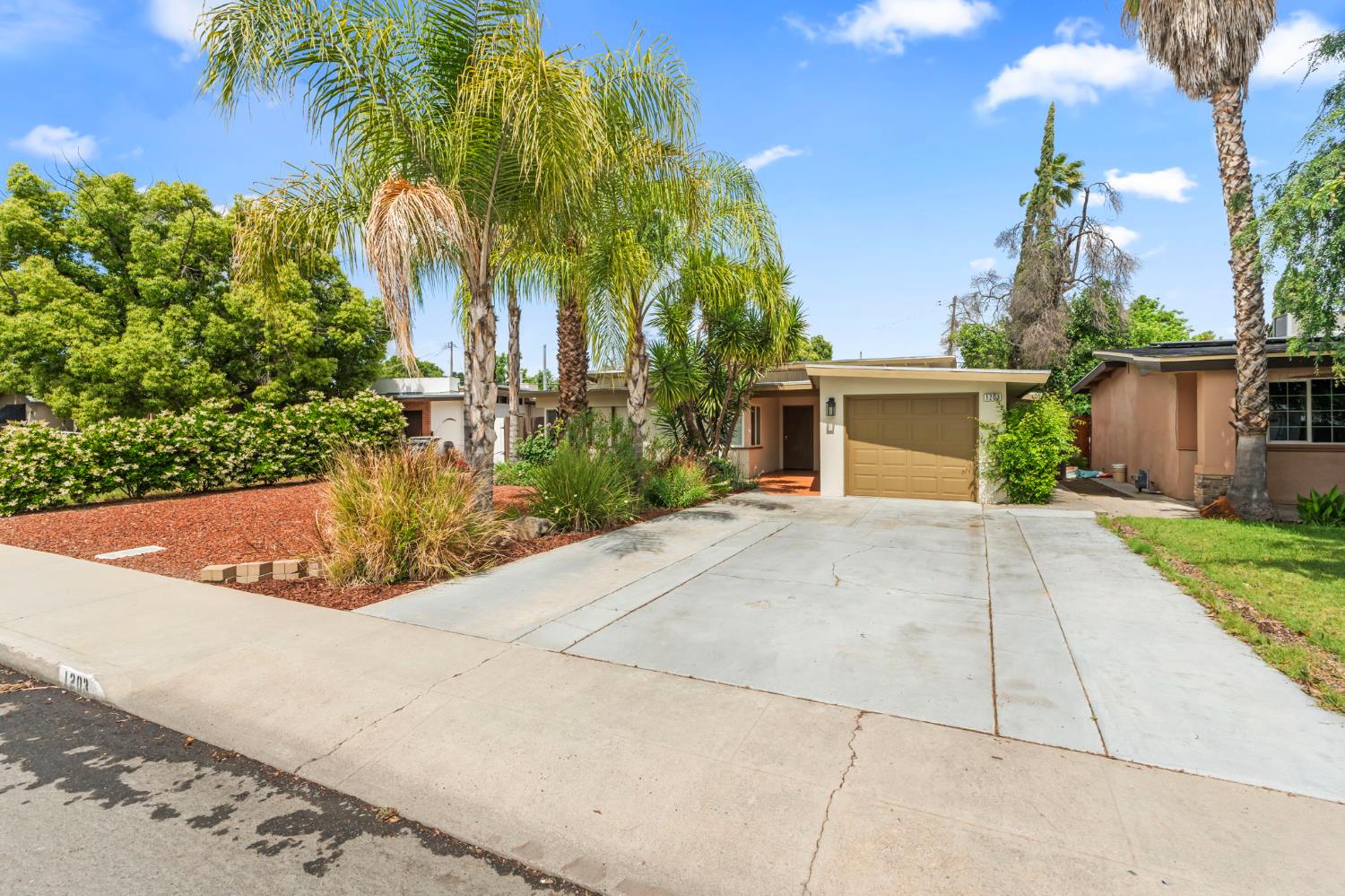 1203 E Simpson Ave, Fresno, CA 93704