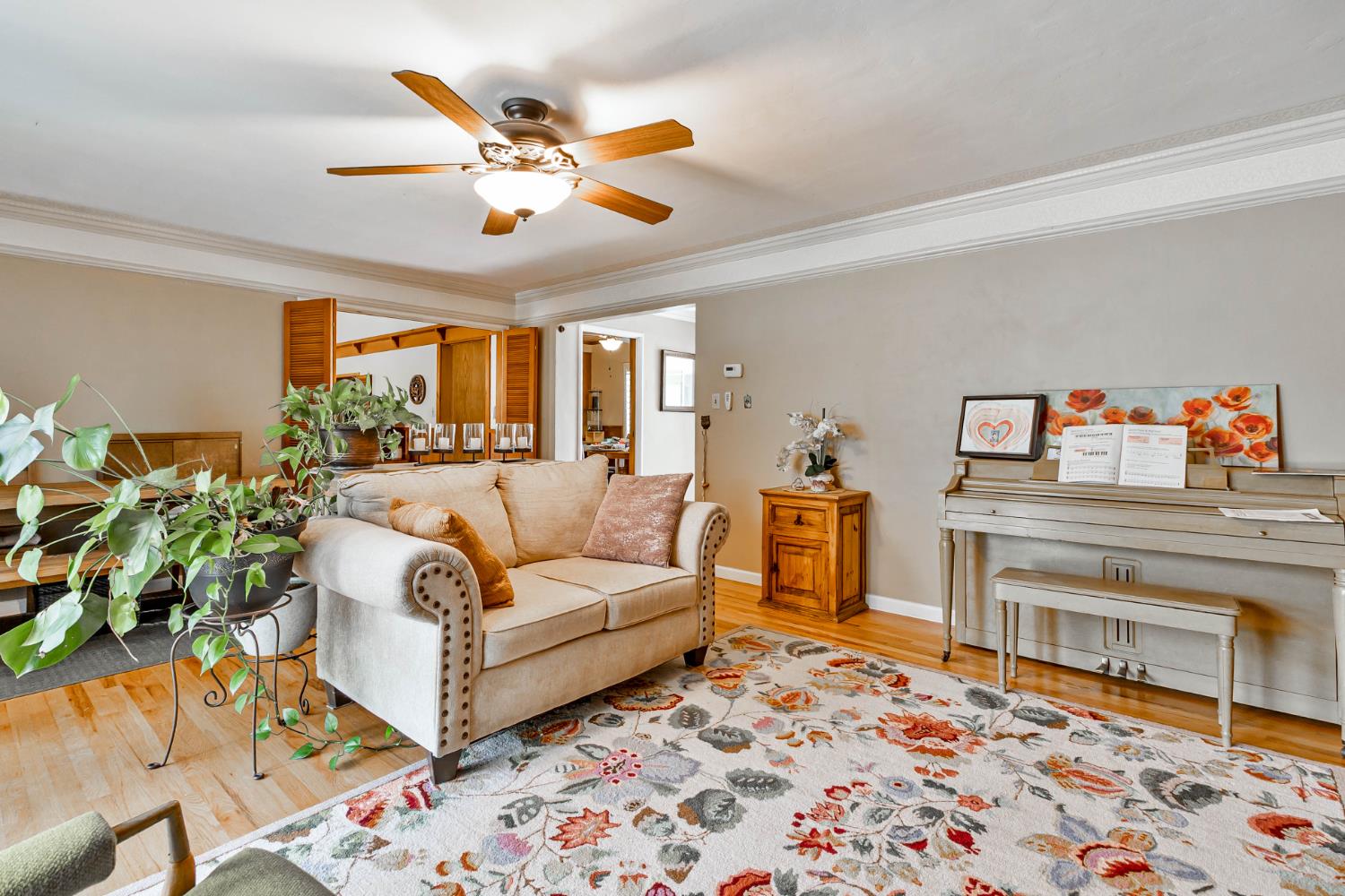 218 W Fountain Way, Fresno, CA 93705