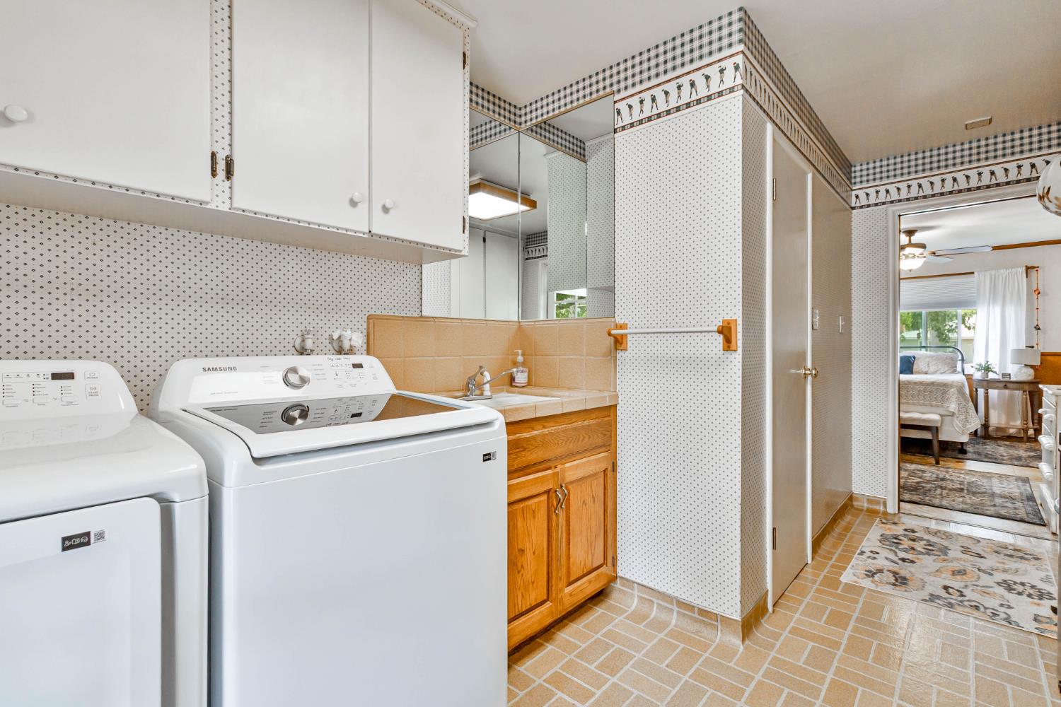 218 W Fountain Way, Fresno, CA 93705