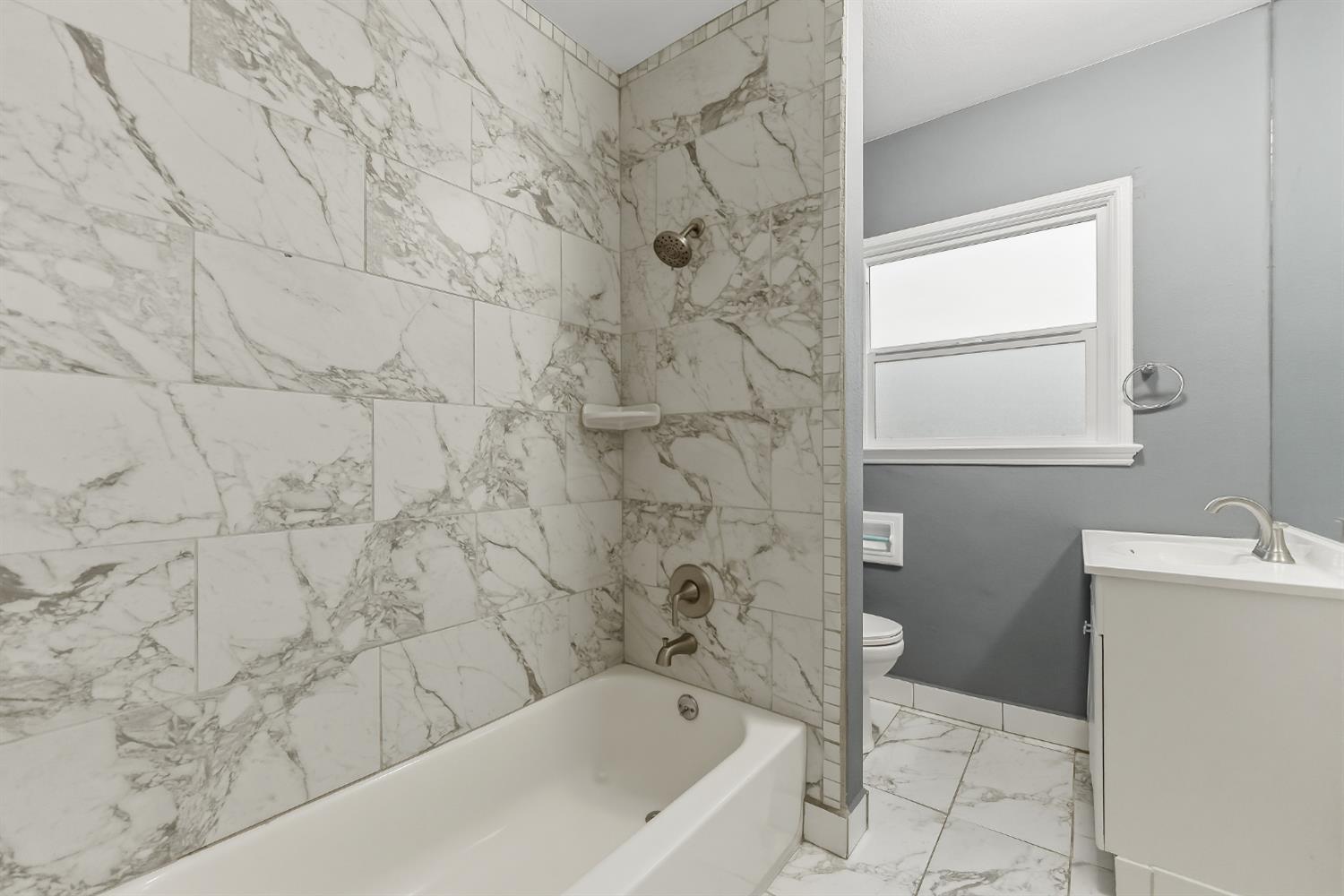 3070 E Peralta Way, Fresno, CA 93703