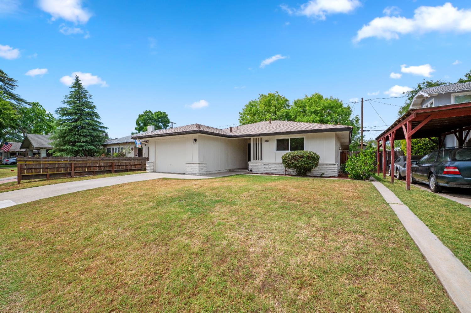 1555 N Roosevelt Ave, Fresno, CA 93728