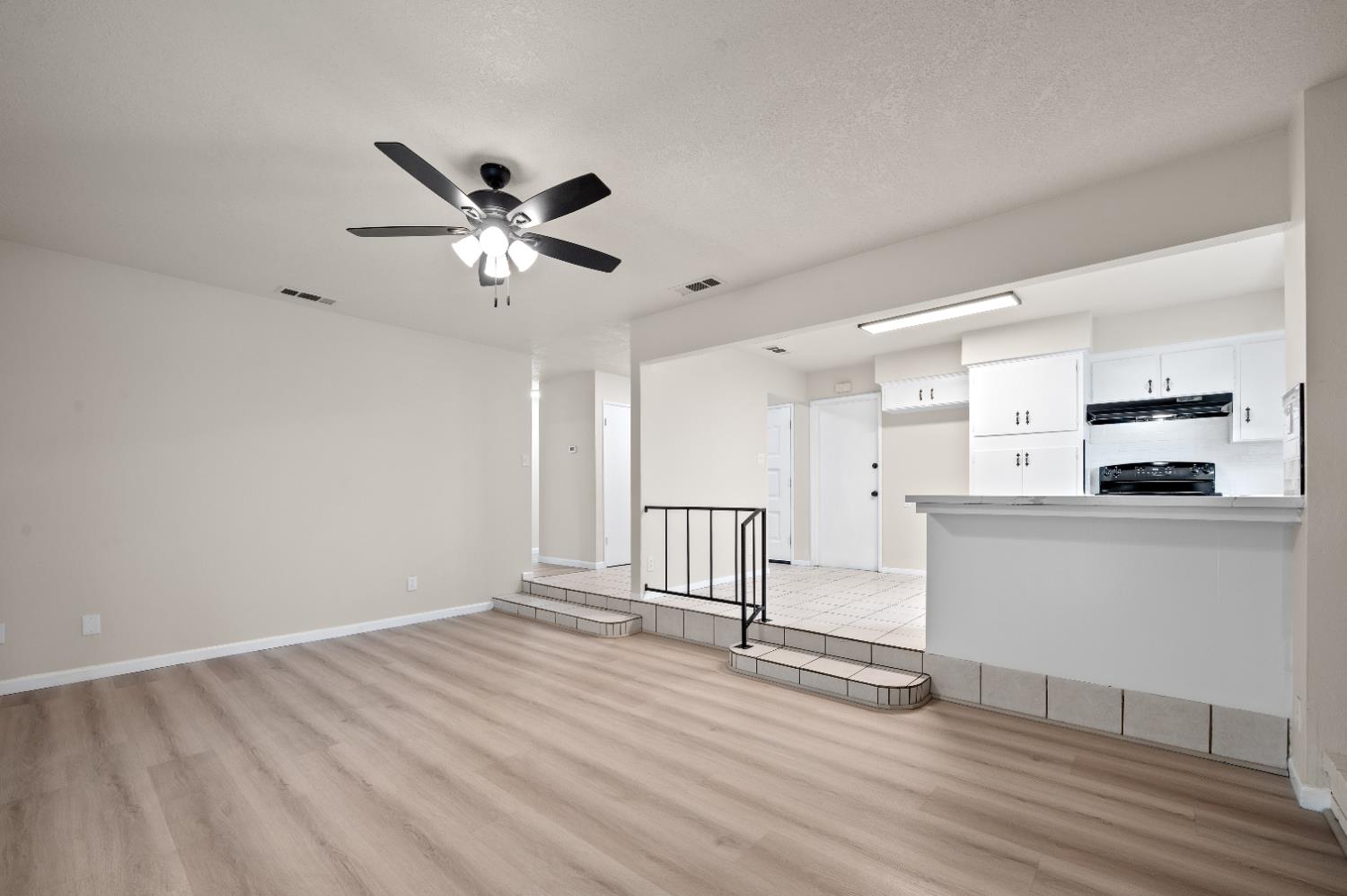 1555 N Roosevelt Ave, Fresno, CA 93728