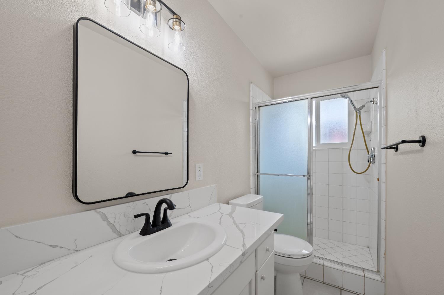 1555 N Roosevelt Ave, Fresno, CA 93728