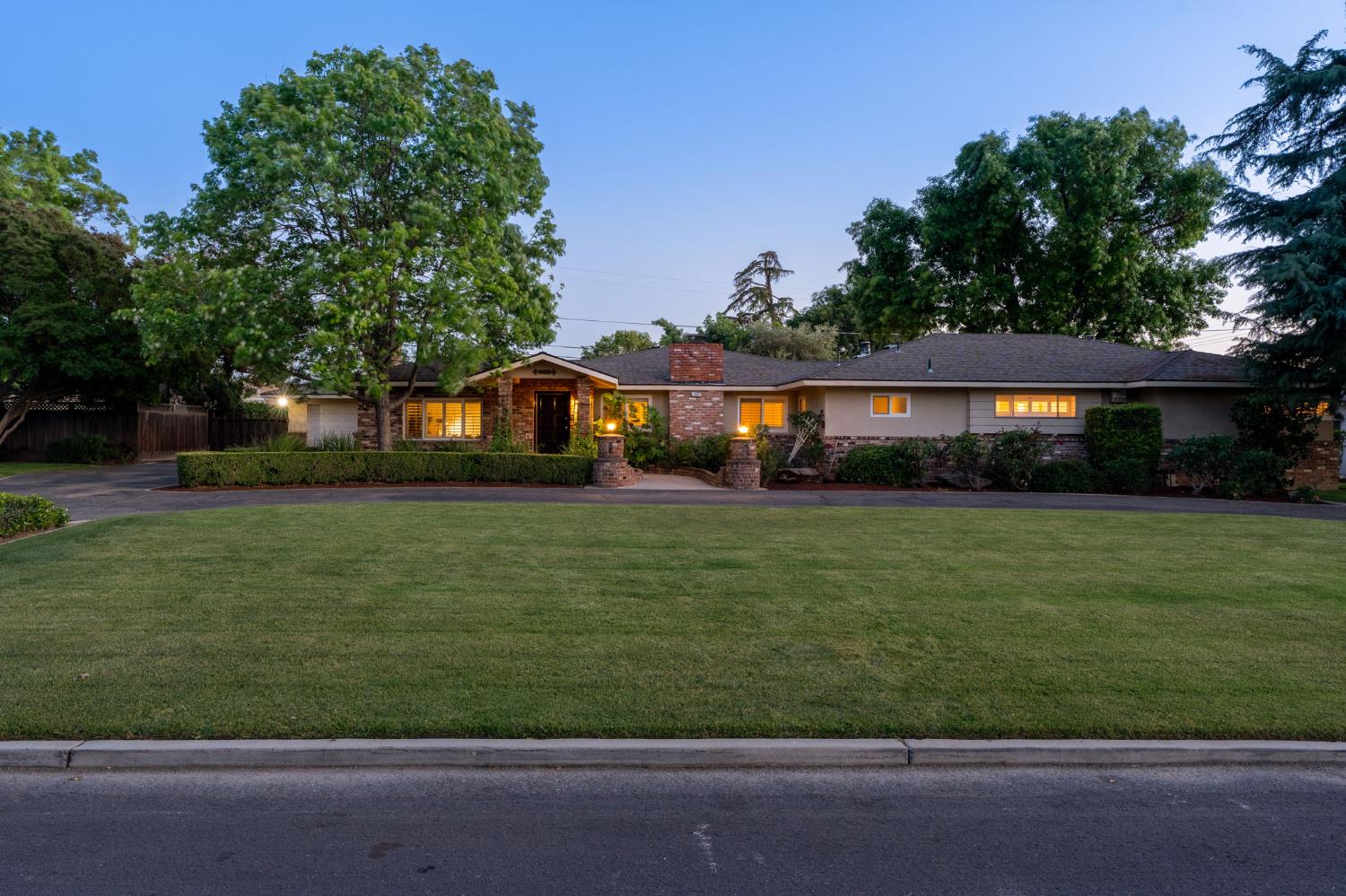 1027 W Rialto Ave, Fresno, CA 93705