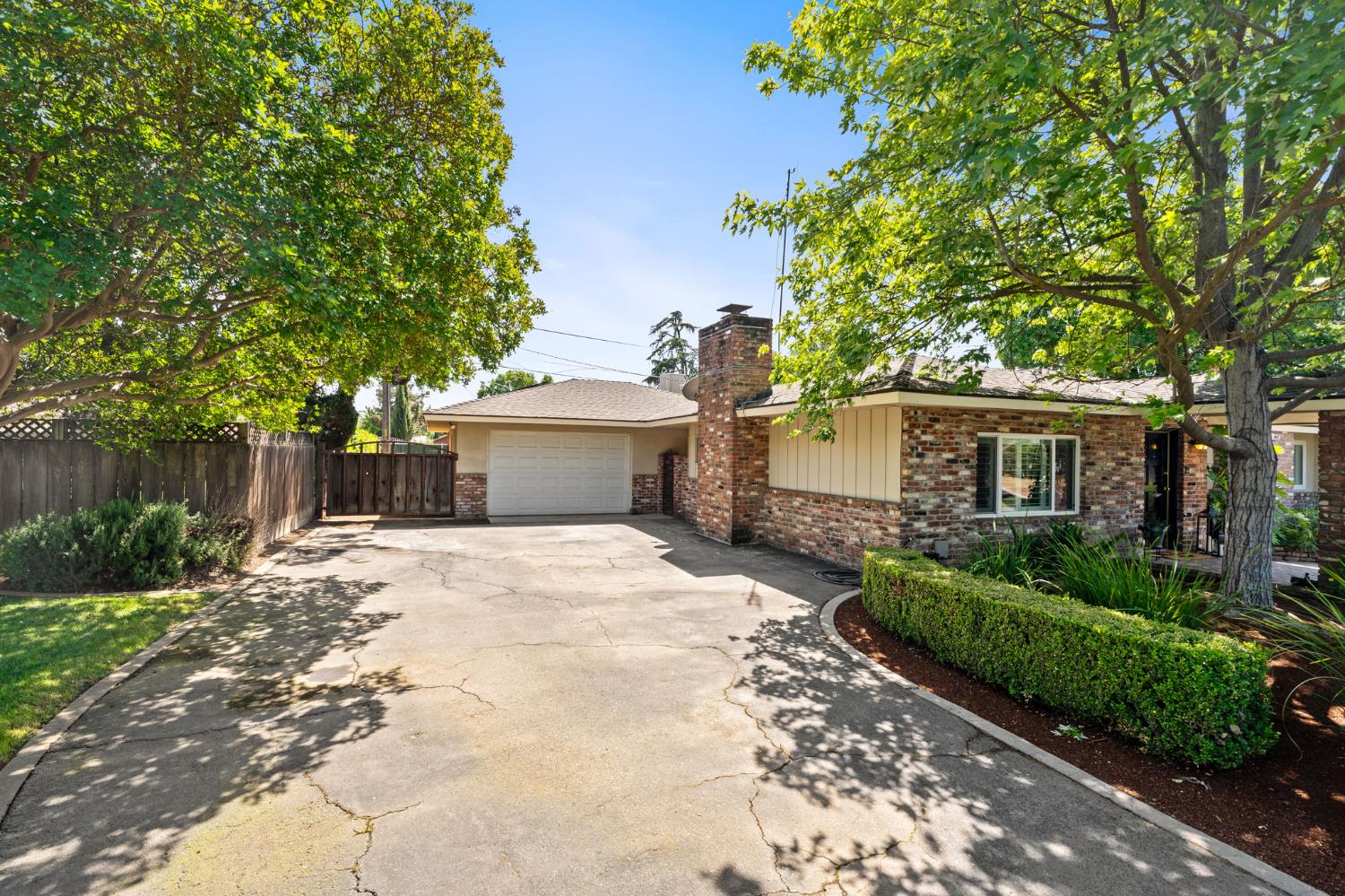 1027 W Rialto Ave, Fresno, CA 93705