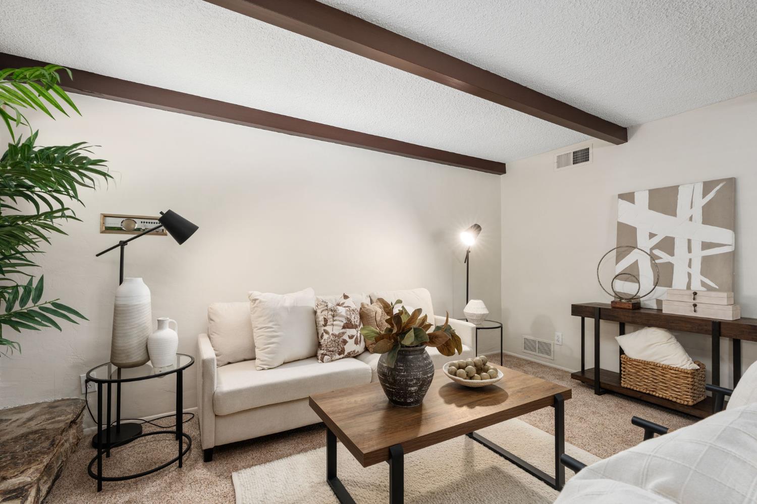 1027 W Rialto Ave, Fresno, CA 93705