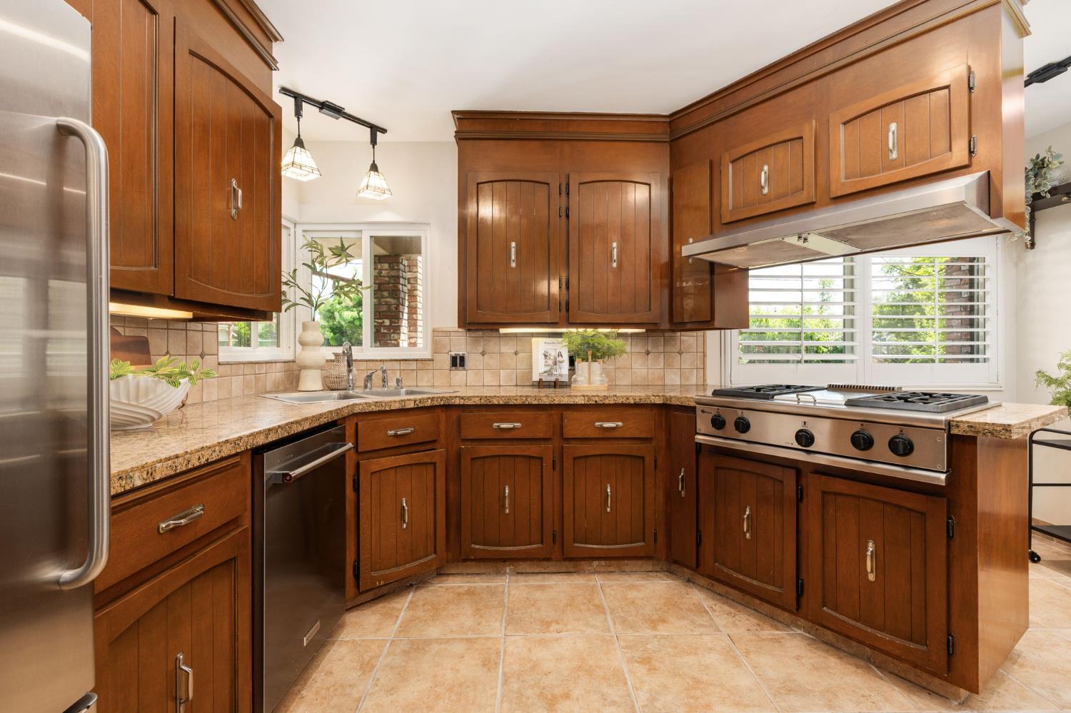 1027 W Rialto Ave, Fresno, CA 93705