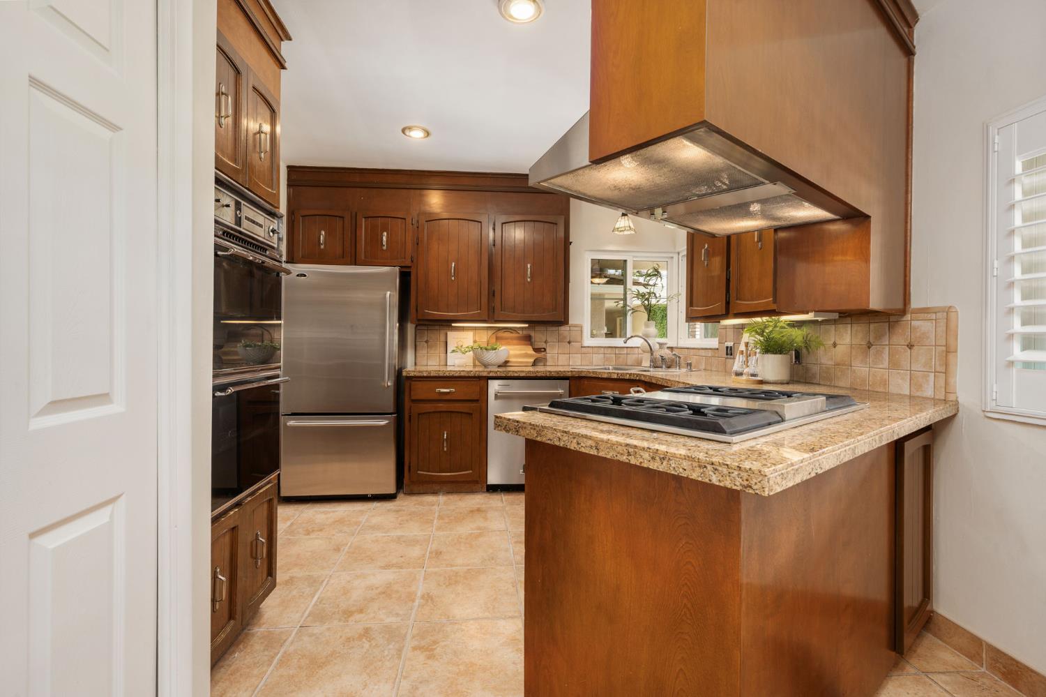 1027 W Rialto Ave, Fresno, CA 93705