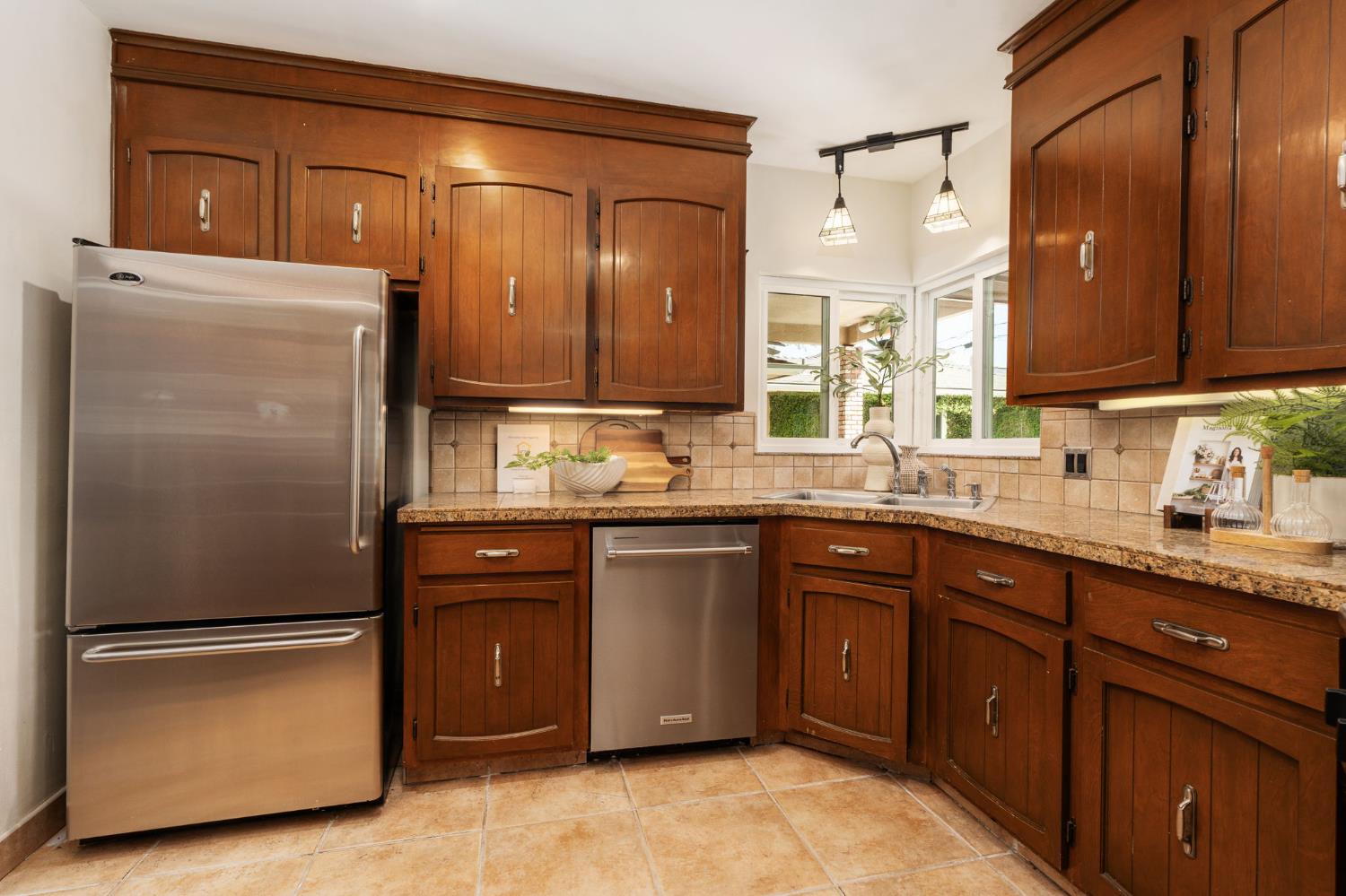 1027 W Rialto Ave, Fresno, CA 93705