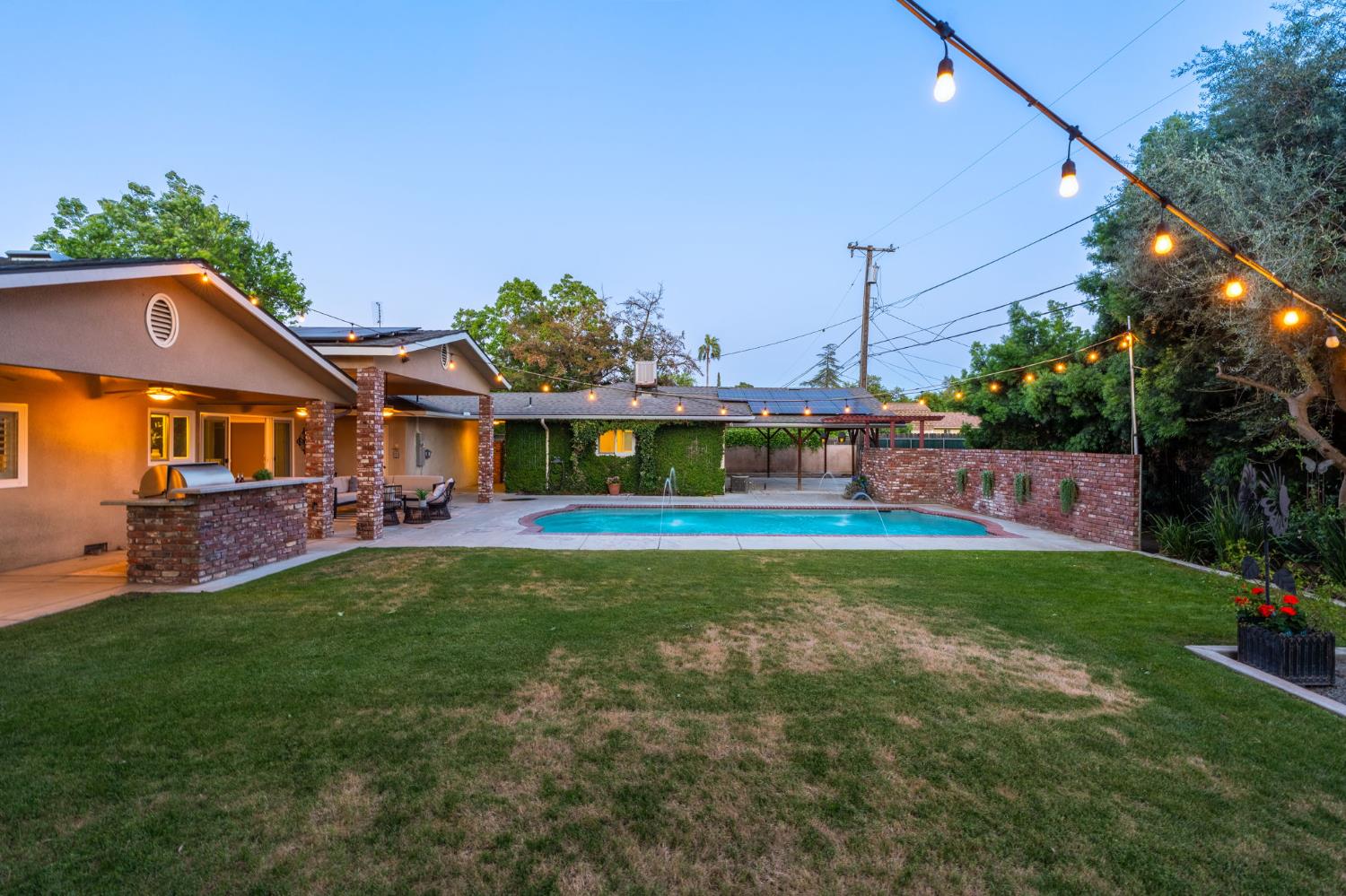 1027 W Rialto Ave, Fresno, CA 93705