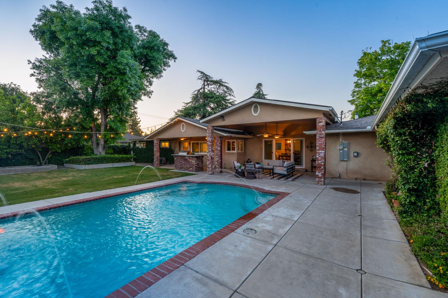 1027 W Rialto Ave, Fresno, CA 93705