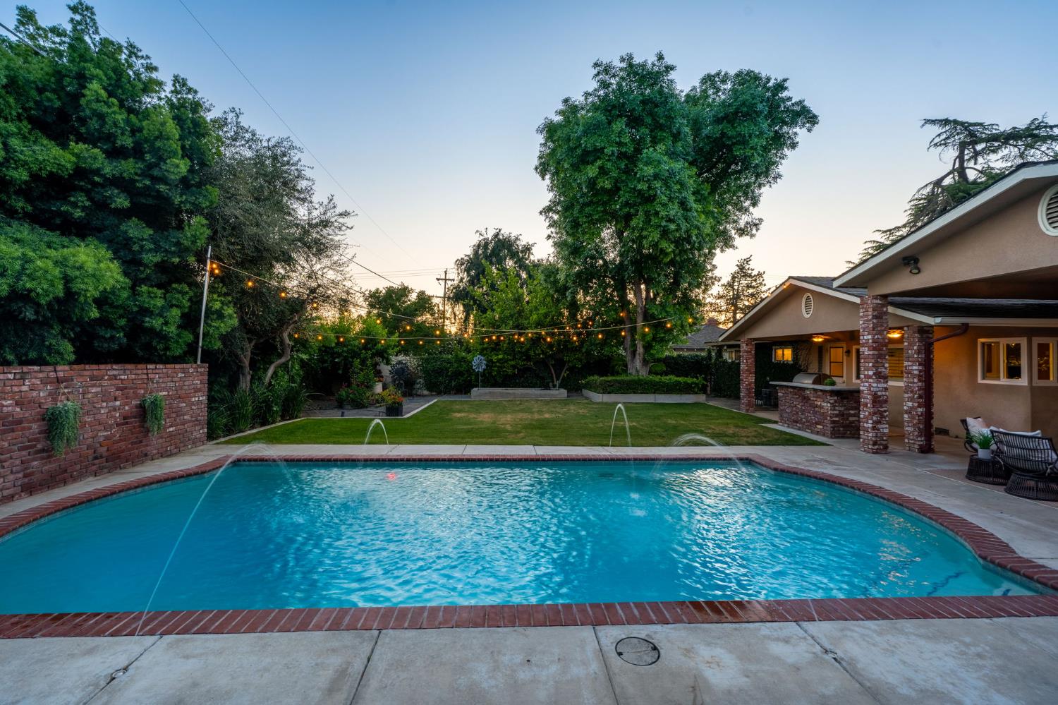 1027 W Rialto Ave, Fresno, CA 93705