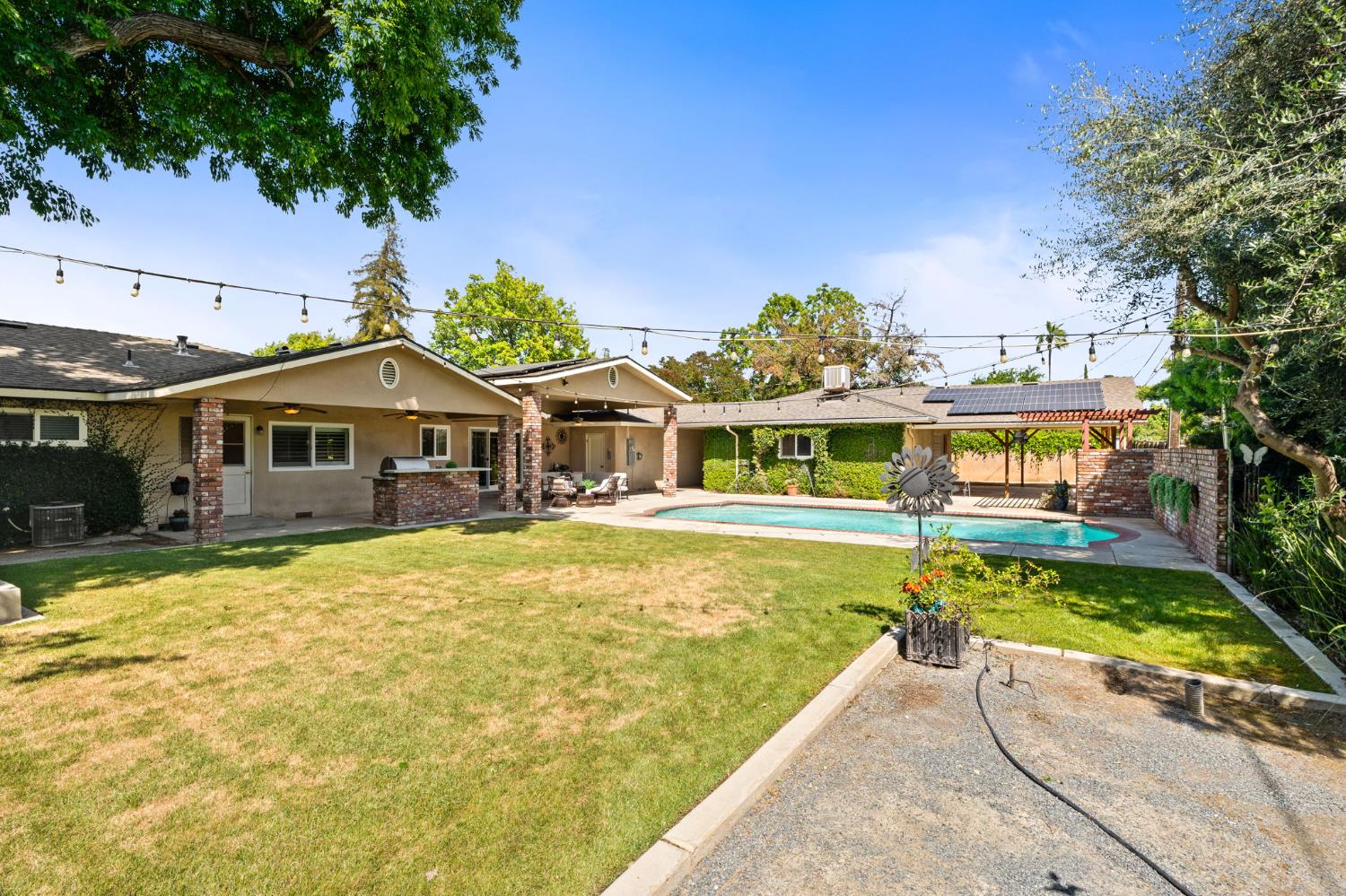 1027 W Rialto Ave, Fresno, CA 93705