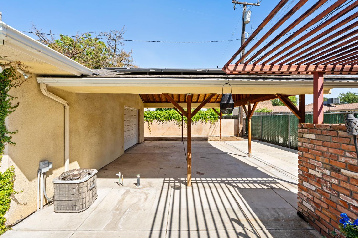 1027 W Rialto Ave, Fresno, CA 93705