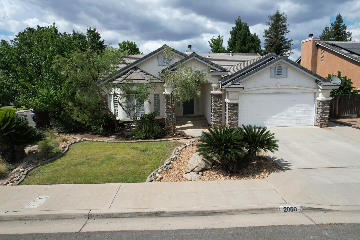 2050 E Fox Glen Dr, Fresno, CA 93730