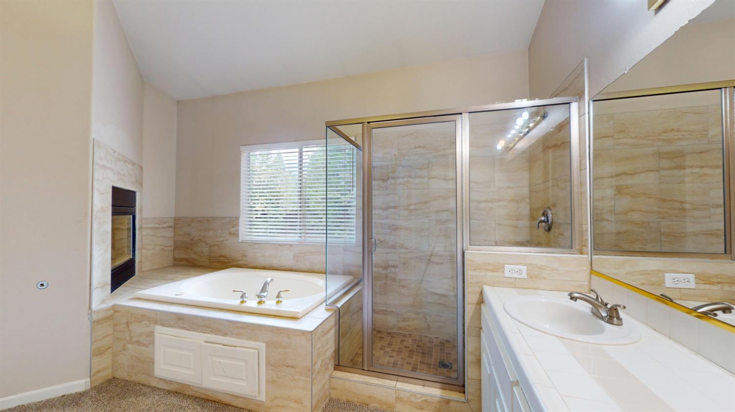 2050 E Fox Glen Dr, Fresno, CA 93730