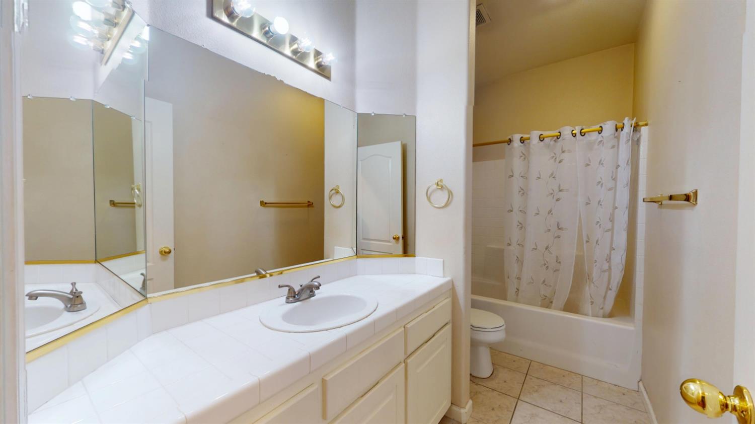 2050 E Fox Glen Dr, Fresno, CA 93730