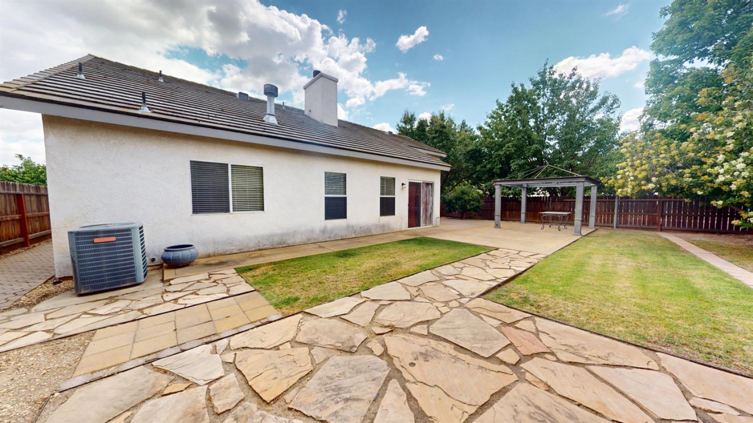 2050 E Fox Glen Dr, Fresno, CA 93730