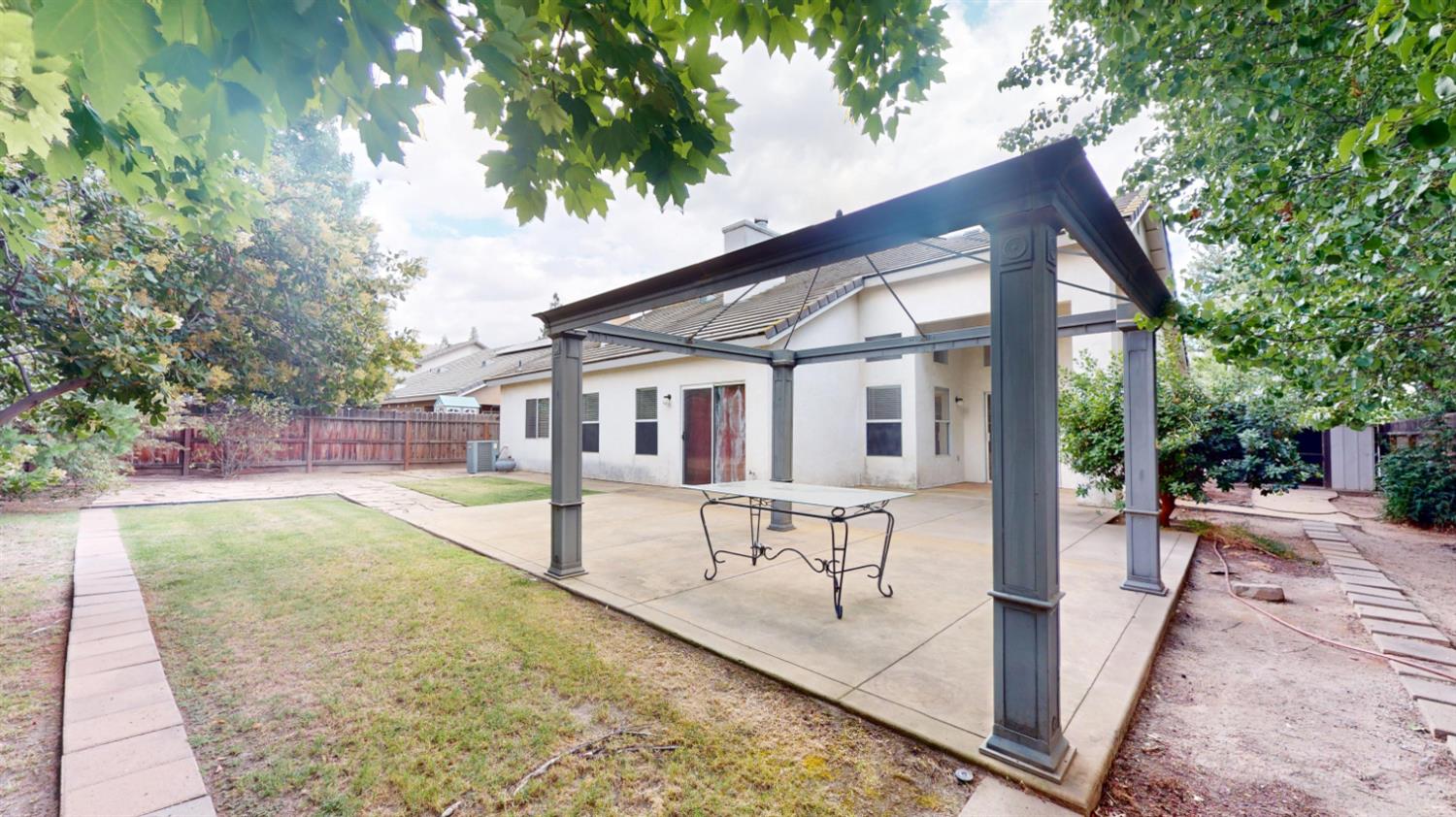 2050 E Fox Glen Dr, Fresno, CA 93730