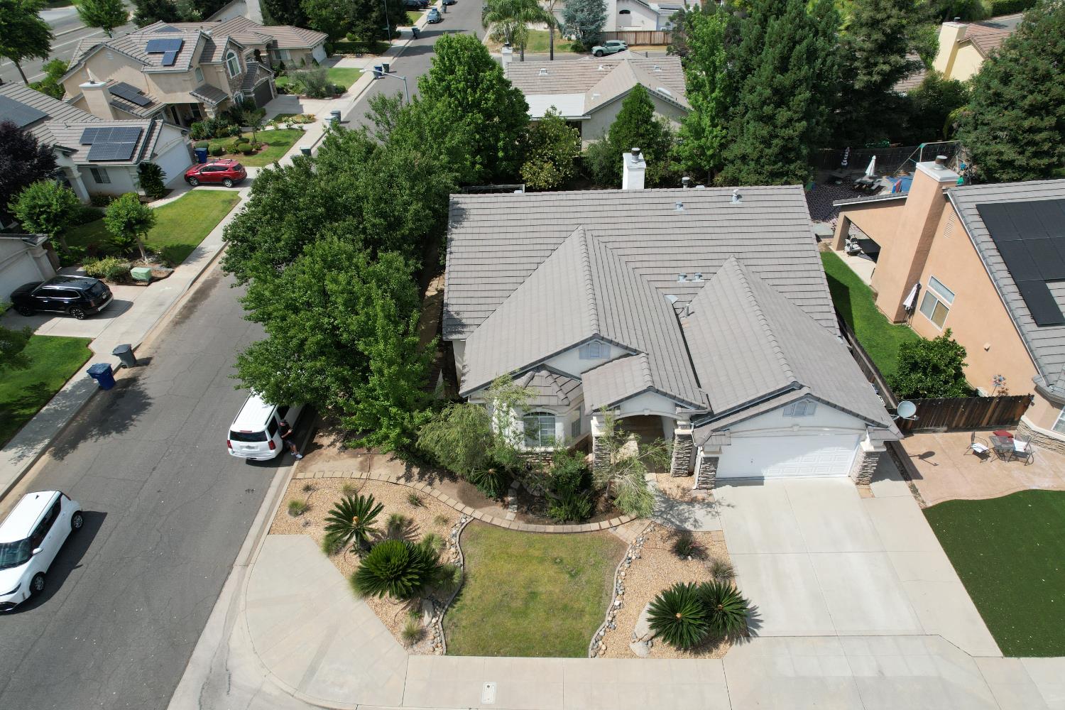 2050 E Fox Glen Dr, Fresno, CA 93730